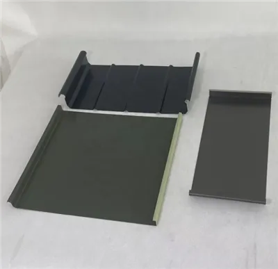 Verriegelung Metalldach -Paneele gegen . Stehende Nahtplatten