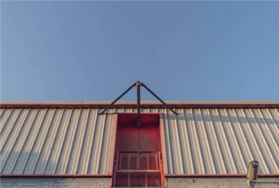 Erkundung der Haltbarkeit eines stehenden Nahtmetalldichtungssystems